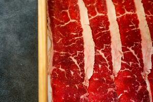 Fresco carne de vaca crudo rebanado con jaspeado textura. foto