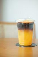 naranja jugo y Café exprés, americano café en vaso. de moda verano café bebida con hielo. foto