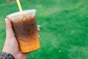 tomar lejos el plastico taza de con hielo americano fusión con Fresco naranja Fruta foto