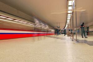 rápido movimiento de metro tren. largo exposición de un pasando por pasajero tren. en movimiento foto