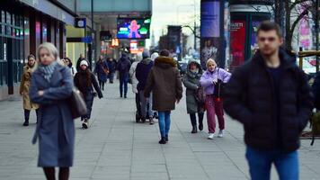 varsovia, Polonia. 29 diciembre 2023. personas de diferente siglos y nacionalidades caminar a través de en el ciudad centro, invierno tiempo. personas a el calle. foto