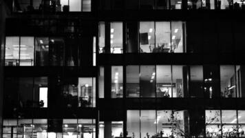 modelo de oficina edificios ventanas iluminado a noche. vaso arquitectura ,corporativo edificio a noche - negocio concepto. negro y blanco. foto