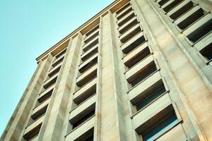 resumen de cerca de el revestido de vidrio fachada de un moderno edificio cubierto en reflexivo plato vaso. arquitectura resumen antecedentes. vaso pared y fachada detalle. foto