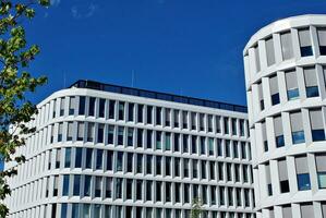 resumen de cerca de el revestido de vidrio fachada de un moderno edificio cubierto en reflexivo plato vaso. arquitectura resumen antecedentes. vaso pared y fachada detalle. foto