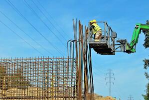 alto subir edificio debajo construcción. instalación de vaso fachada paneles en un reforzado hormigón estructura. foto