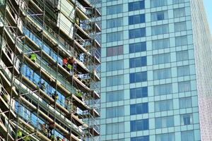 alto subir edificio debajo construcción. instalación de vaso fachada paneles en un reforzado hormigón estructura. foto