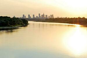 río en el ciudad en a vistoso puesta de sol en el antecedentes foto