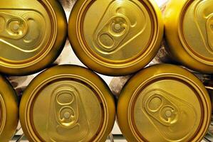 cerveza latas en el refrigerador foto