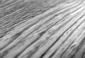 natural madera negro y blanco antecedentes con borroso elementos. monocromo de madera superficie patrón, escala de grises madera textura foto