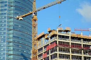 alto subir edificio debajo construcción. instalación de vaso fachada paneles en un reforzado hormigón estructura. foto