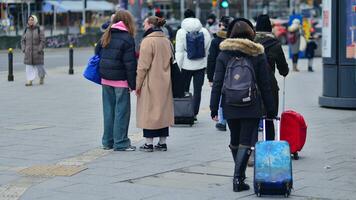 varsovia, Polonia. 29 diciembre 2023. personas de diferente siglos y nacionalidades caminar a través de en el ciudad centro, invierno tiempo. personas a el calle. foto