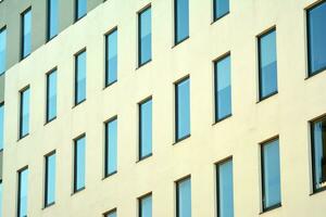 resumen de cerca de el revestido de vidrio fachada de un moderno edificio cubierto en reflexivo plato vaso. arquitectura resumen antecedentes. vaso pared y fachada detalle. foto