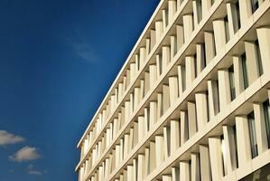 resumen de cerca de el revestido de vidrio fachada de un moderno edificio cubierto en reflexivo plato vaso. arquitectura resumen antecedentes. vaso pared y fachada detalle. foto