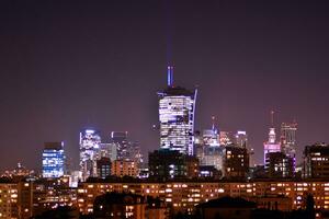 ver de a noche vaso edificios y moderno negocio rascacielos,. ver de moderno rascacielos y negocio edificios en centro. grande ciudad a noche. foto