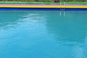 agua rasgada azul en la piscina foto