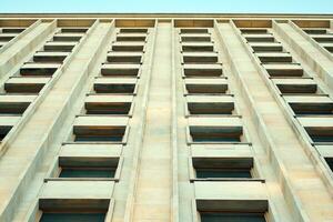 resumen de cerca de el revestido de vidrio fachada de un moderno edificio cubierto en reflexivo plato vaso. arquitectura resumen antecedentes. vaso pared y fachada detalle. foto