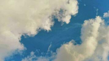 céu azul com lindas nuvens em um dia ensolarado no México. video
