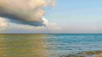 caraibico mare spiaggia chiaro turchese acqua playa del Carmen Messico. video