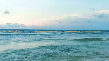 caraibico mare spiaggia chiaro turchese acqua playa del Carmen Messico. video