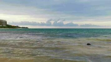 tropischer karibischer strand klares türkisfarbenes wasser playa del carmen mexiko. video