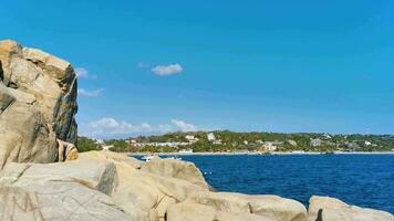 surfer onde turchese blu acqua rocce scogliere massi puerto escondido. video