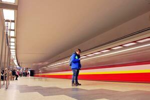 rápido movimiento de metro tren. largo exposición de un pasando por pasajero tren. en movimiento foto