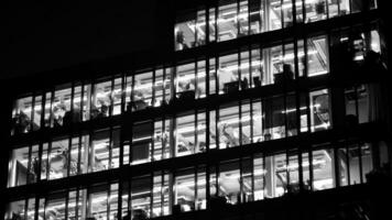 modelo de oficina edificios ventanas iluminado a noche. vaso arquitectura ,corporativo edificio a noche - negocio concepto. negro y blanco. foto