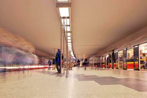 rápido movimiento de metro tren. largo exposición de un pasando por pasajero tren. en movimiento foto