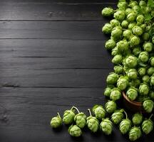 ai generado salto conos en negro de madera antecedentes. cerveza ingredientes. cerveza concepto. foto