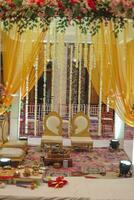 Haldi decoración Boda salón decoraciones de sofá y flores foto