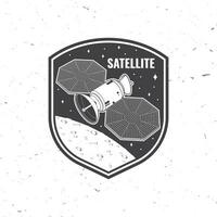 satélite logo, insignia, parche. vector. concepto para camisa, imprimir, estampilla, cubrir o modelo. Clásico tipografía diseño con espacio satélite platos y Marte silueta. vector