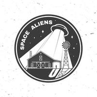 espacio extraterrestres humanos son no solo. vector ilustración concepto para camisa, imprimir, estampilla, cubrir o modelo. Clásico tipografía diseño con OVNI volador astronave y granja silueta.