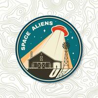 espacio extraterrestres humanos son no solo. vector ilustración concepto para camisa, imprimir, estampilla, cubrir o modelo. Clásico tipografía diseño con OVNI volador astronave y granja silueta.