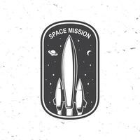 espacio misión logo, insignia, parche. vector. concepto para camisa, imprimir, estampilla, cubrir o modelo. Clásico tipografía diseño con espacio cohete y Marte silueta. vector