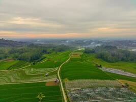 el belleza de el Mañana panorama con amanecer en Indonesia pueblo foto