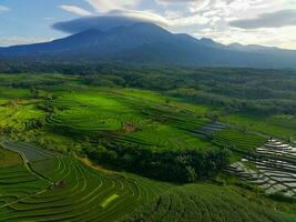 el belleza de el Mañana panorama con amanecer en Indonesia pueblo foto