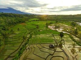 el belleza de el Mañana panorama con amanecer en Indonesia pueblo foto