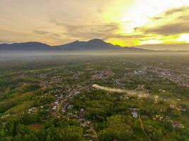 el belleza de el Mañana panorama con amanecer en Indonesia pueblo foto