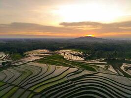 el belleza de el Mañana panorama con amanecer en Indonesia pueblo foto