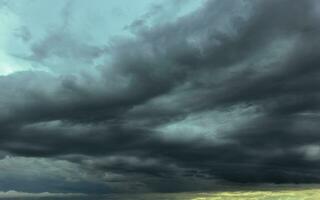 el cielo oscuro con nubes pesadas que convergen y una tormenta violenta antes de la lluvia. cielo y medio ambiente con mal tiempo o de mal humor. emisiones de dióxido de carbono, efecto invernadero, calentamiento global, cambio climático. foto