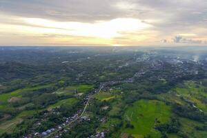 el belleza de el Mañana panorama con amanecer en Indonesia pueblo foto