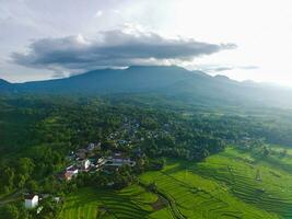 el belleza de el Mañana panorama con amanecer en Indonesia pueblo foto