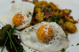 asado patatas con tocino cebollas y especias foto