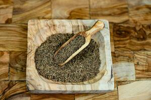 alcaravea semillas carum carvi en aceituna madera foto