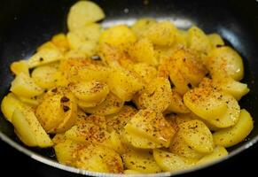 asado patatas con tocino cebollas y especias foto