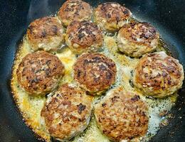 frito albóndigas con repollo y perejil patatas foto