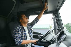retrato de un joven hermoso indio camión conductor. el concepto de logística y carga transporte. foto
