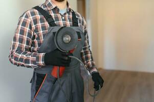 retrato de un construcción trabajador o reparador en el casa foto