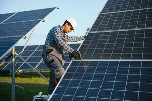 un indio trabajador instala solar paneles el concepto de renovable energía. foto