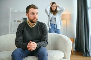 familia conflicto, disputa, malentendido. el mujer gritos a su marido, en desesperación, llorando foto